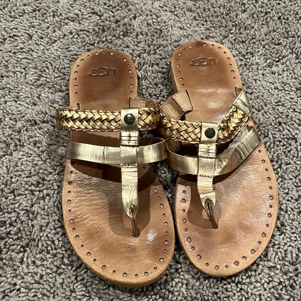 Ugg flip flops